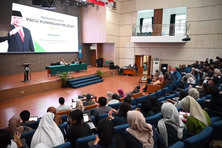 Bupati Kuningan, Dr. H. Dian Rachmat Yanuar, Msi menjadi narasumber pada kegiatan pembekalan praktikum komunitas bagi mahasiswa Politeknik Kesejahteraan Sosial Bandung. (Foto: dok. ikp/k1)