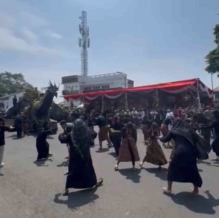 Tema “Sandekala” dan naga raksasa yang dibawakan SMK Pertiwi dalam Karnaval Budaya HUT ke-527 Kuningan sukses bikin Jalan Siliwangi bergemuruh! (Foto: dok.smkpertiwi)
