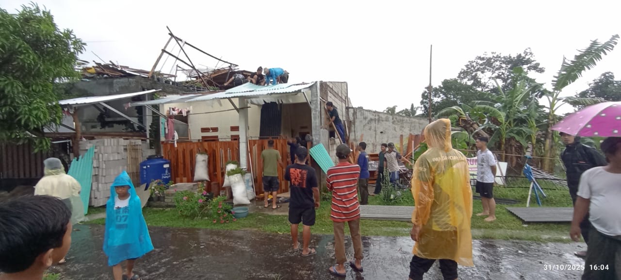 Kerusakan atap rumah warga di Subang Kuningan akibat angin kencang yang menerbangkan genteng dan merusak bangunan, memicu kerugian material signifikan. (Foto: dok. arip/k1)