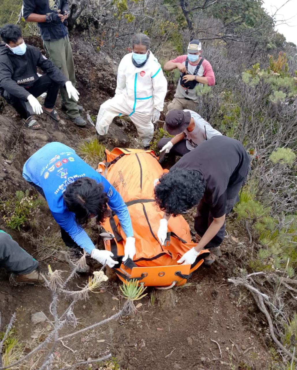 Proses evakuasi mayat yang ditemukan di Gunung Ciremai. (Foto: dok. arip/k1)