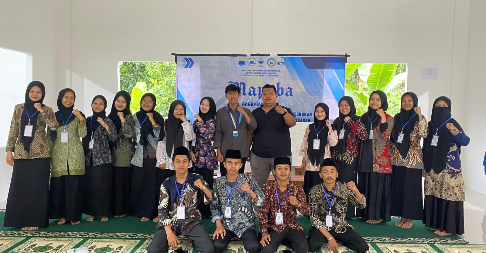 Alan Suwgiri bersama peserta kegiatan MAPABA PMII UNISA yang digelar di Ponpes Thoriqul Azkia. (Foto: dok. pmii/k1)