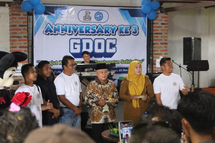 Bupati Kuningan Dr. Dian Rachmat Yanuar bersama Wakil Bupati Tuti Andriani menghadiri perayaan anniversary ke-3 Komunitas Gabungan Driver Online Ciayumajakuning (GDOC) di Andis Caffe & Resto, memberikan apresiasi kepada para driver online. (Foto: dok. ikp/k1)