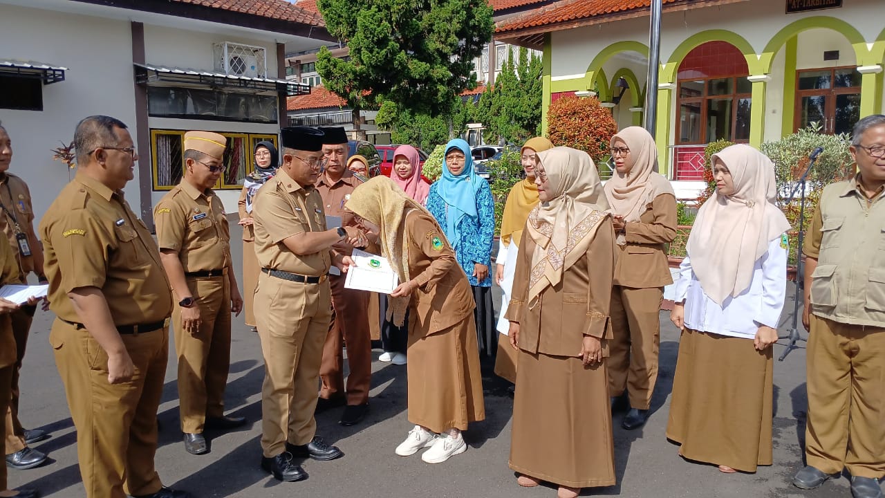 Penyerahan penghargaan kepada guru berprestasi pada Apresiasi GTK 2025 di Disdikbud Kuningan, lima guru terpilih mewakili Kabupaten Kuningan ke tingkat Jawa Barat. (Foto: dok. disdikbud/k1)