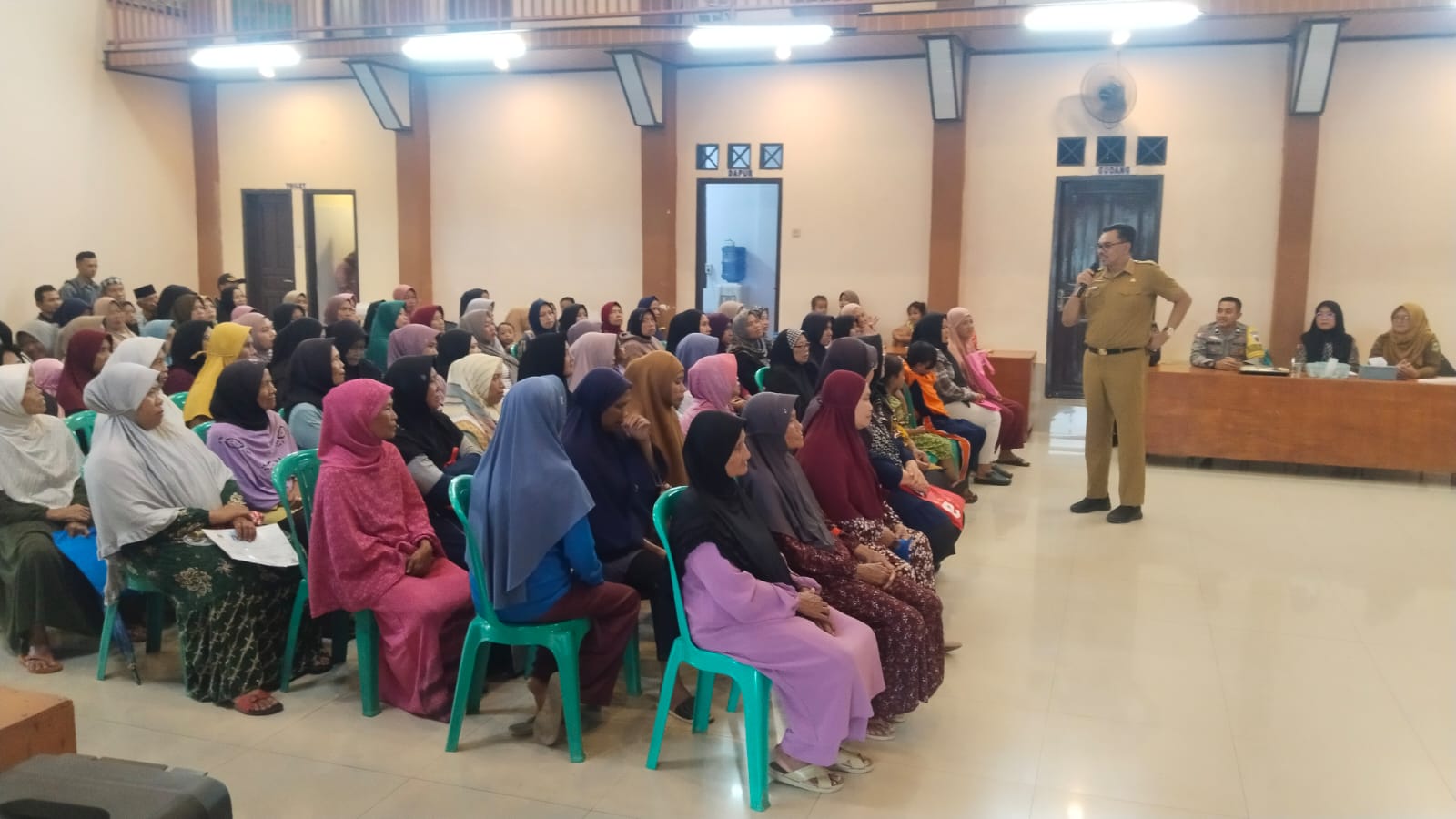 Kepala Dinas Sosial Dr. H. Toto Toharuddin, M.Pd., M.H saat memberikan pemaparan kepada masyarakat. (Foto: dok. ist/k1)