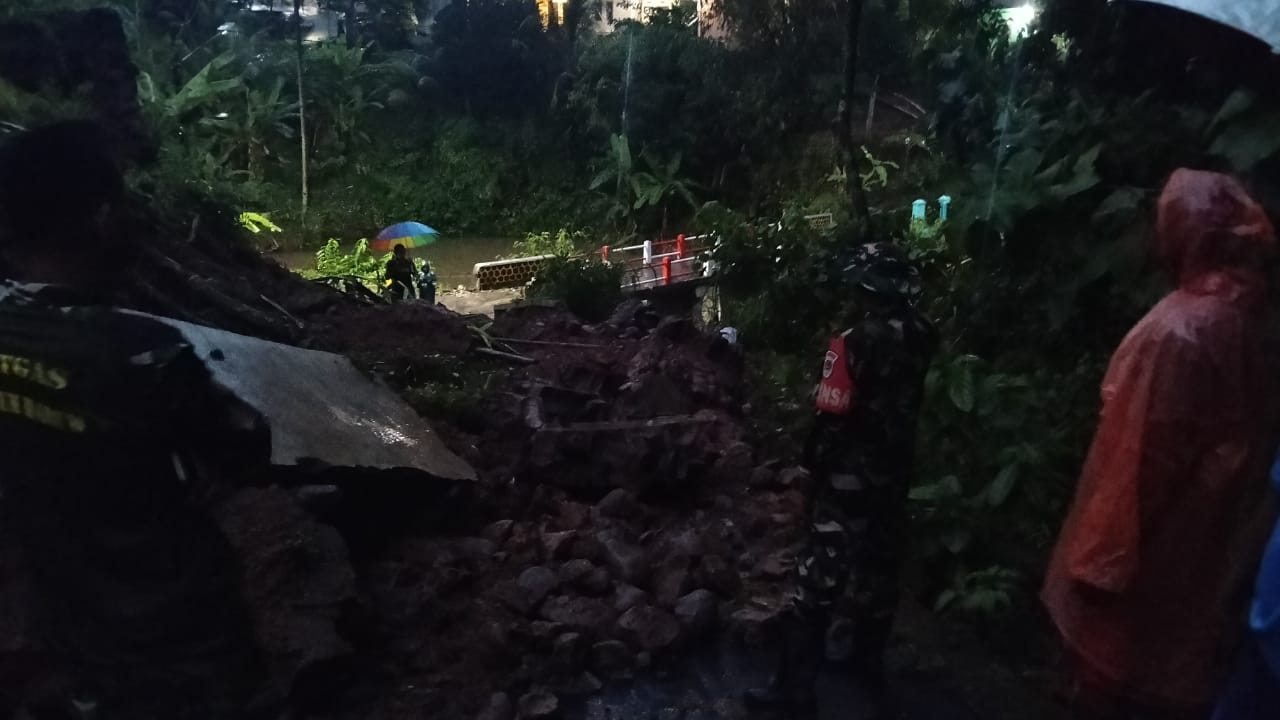 Bencana tanah longsor di tiga titik berbeda di Dusun Cisereh, Desa Ciwaru, salah satunya menutup total akses jalan. (Foto: dok. babinsa/k1)