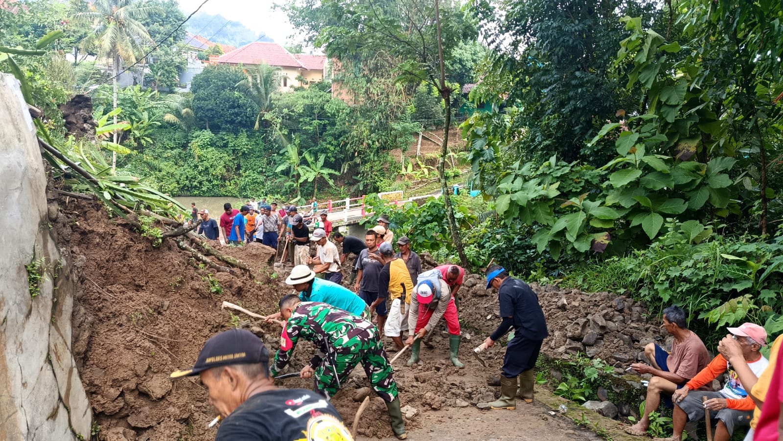 Koramil 1505/Ciwaru, Polsek Ciwaru, Pemerintah Desa Ciwaru, serta puluhan masyarakat setempat bergotong royong membersihkan material longsor. (Foto: dok. babinsa/k1)