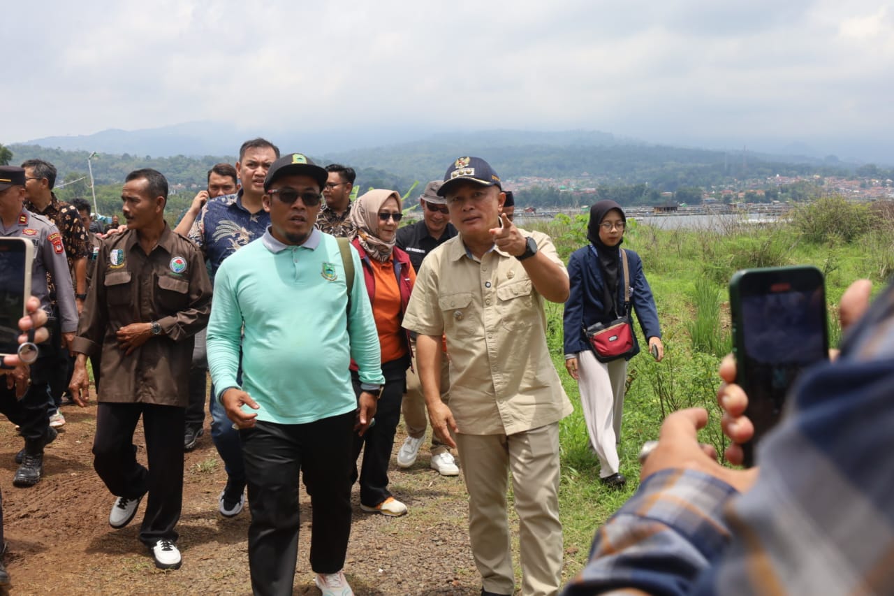 Bupati Kuningan, H. Dian Rachmat Yanuar, saat melakukan susur jalan desa di Kecamatan Darma. (Foto: dok. arip/k1)