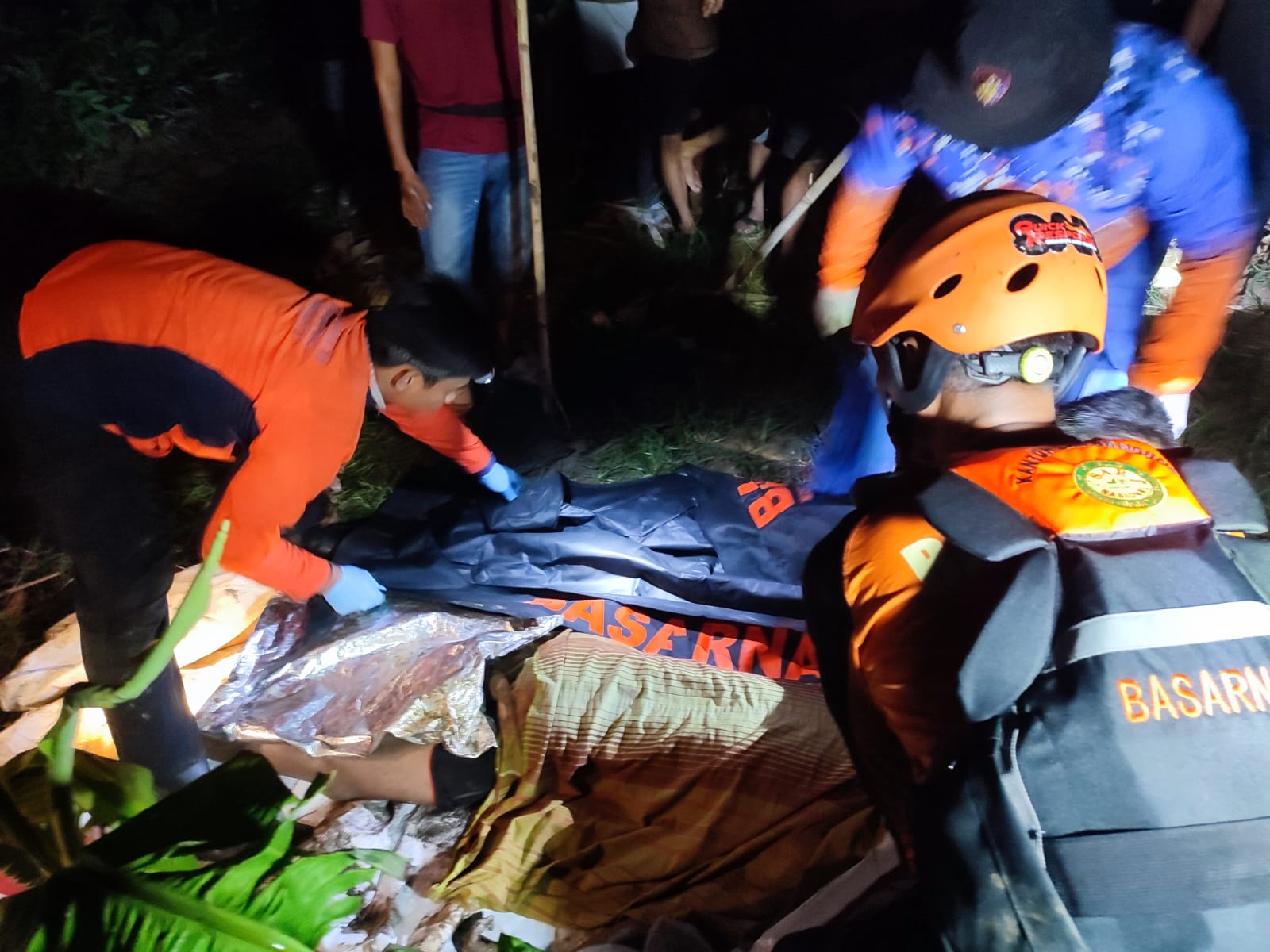 Tim SAR gabungan ketika evakuasi jenazah yang terseret arus di Indramayu. (Foto: dok. sar/k1)