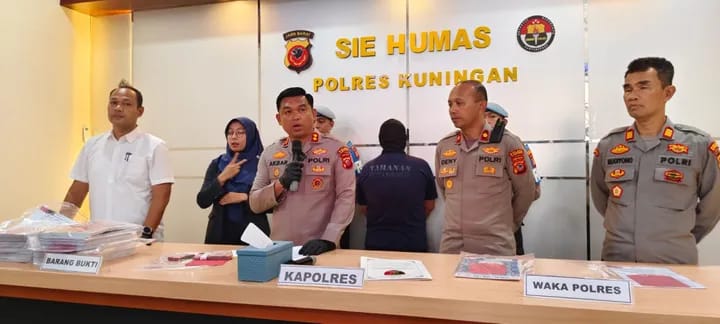 Konferensi Pers Pengungkapan Kasus Korupsi Dana Desa Mancagar di Mapolres Kuningan. (Foto: dok. polres/k1)