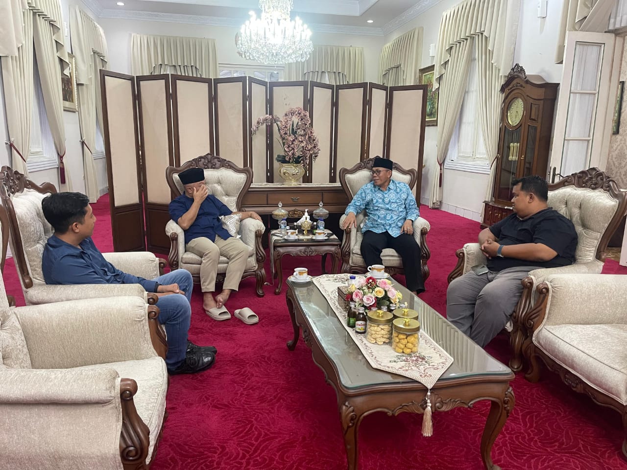 Ketua PWNU Jawa Barat, KH Juhadi saat berkunjung ke Bupati Kuningan. (Foto: dok. ist/k1)