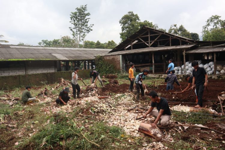 Sebanyak 32 petani muda dari 13 kecamatan di Kabupaten Kuningan saat mengikuti Program Magang Usaha Tani bagi Regenerasi Petani yang digelar di P4S Lembah Kemuning, Kelurahan Cigugur. (Foto: dok. dkpp/k1)