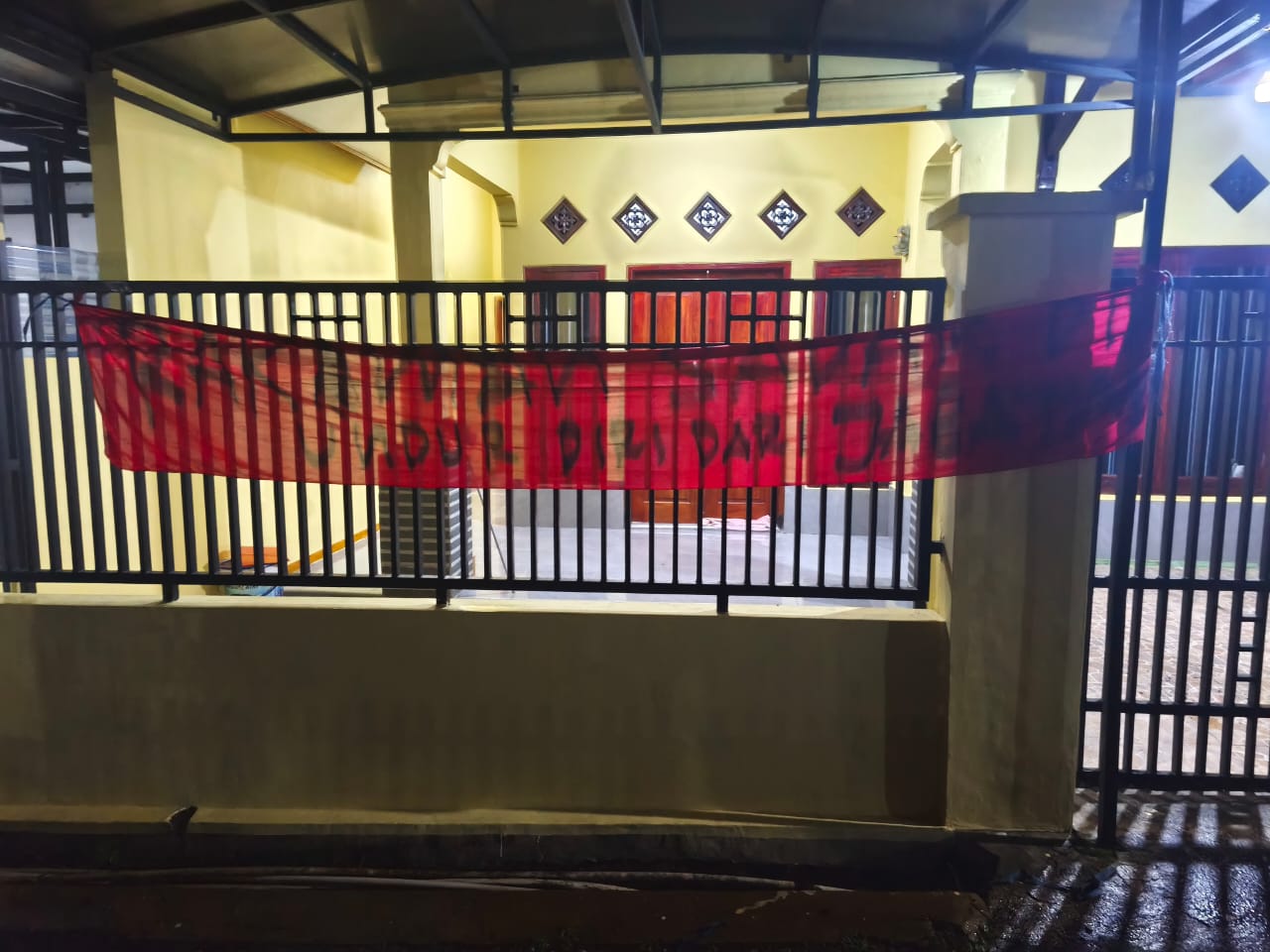 Tulisan yang diduga dipasang tanpa seizin pemilik rumah di Desa Padamenak. (Foto: dok. ist/k1)