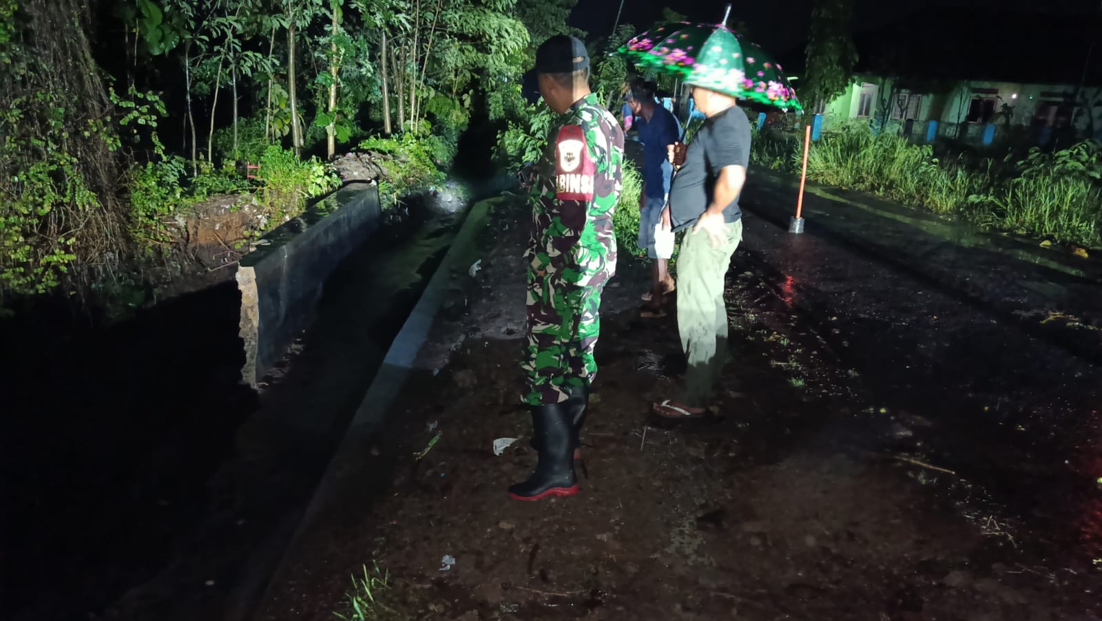 Piket Koramil 1505/Ciwaru bersama warga saat meninjau TPT yang ambruk diterjang hujan. (Foto: dok. babinsa/k1)