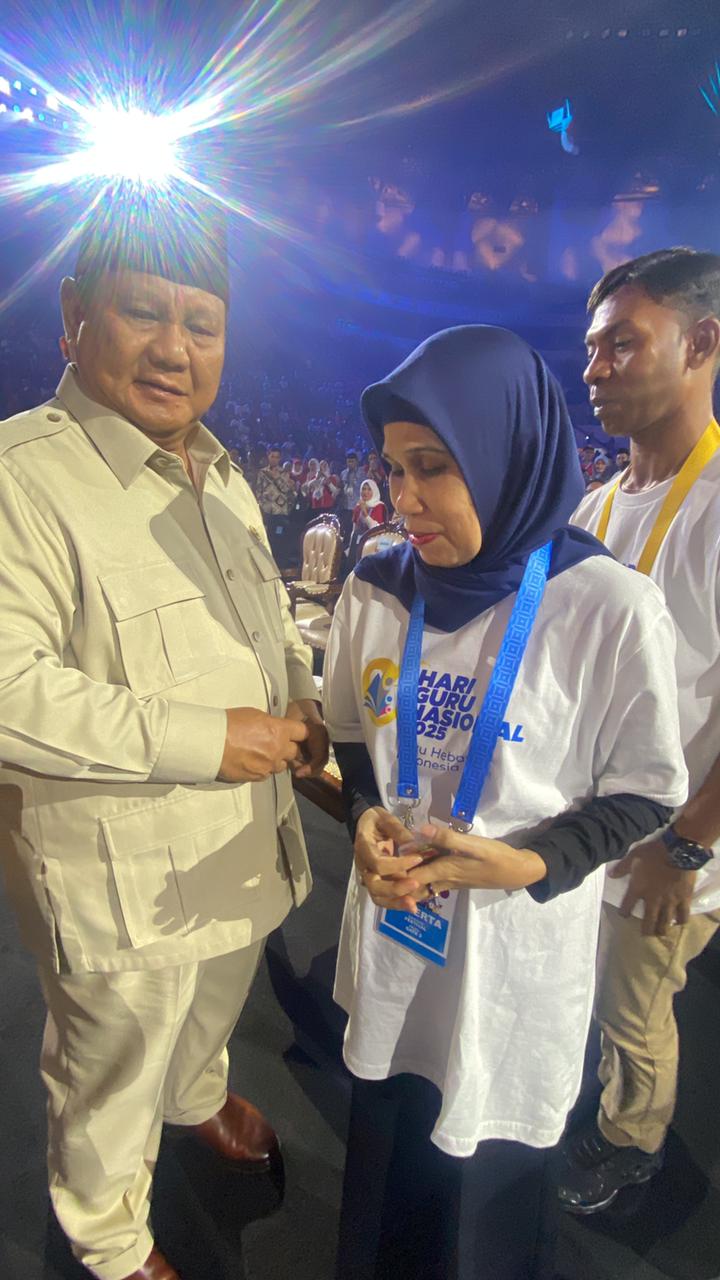 Presiden Republik Indonesia, Prabowo Subianto bersama Kepala SLBN Taruna Mandiri, Kokoy Kurnaeti. (Foto: dok. handover/k1)