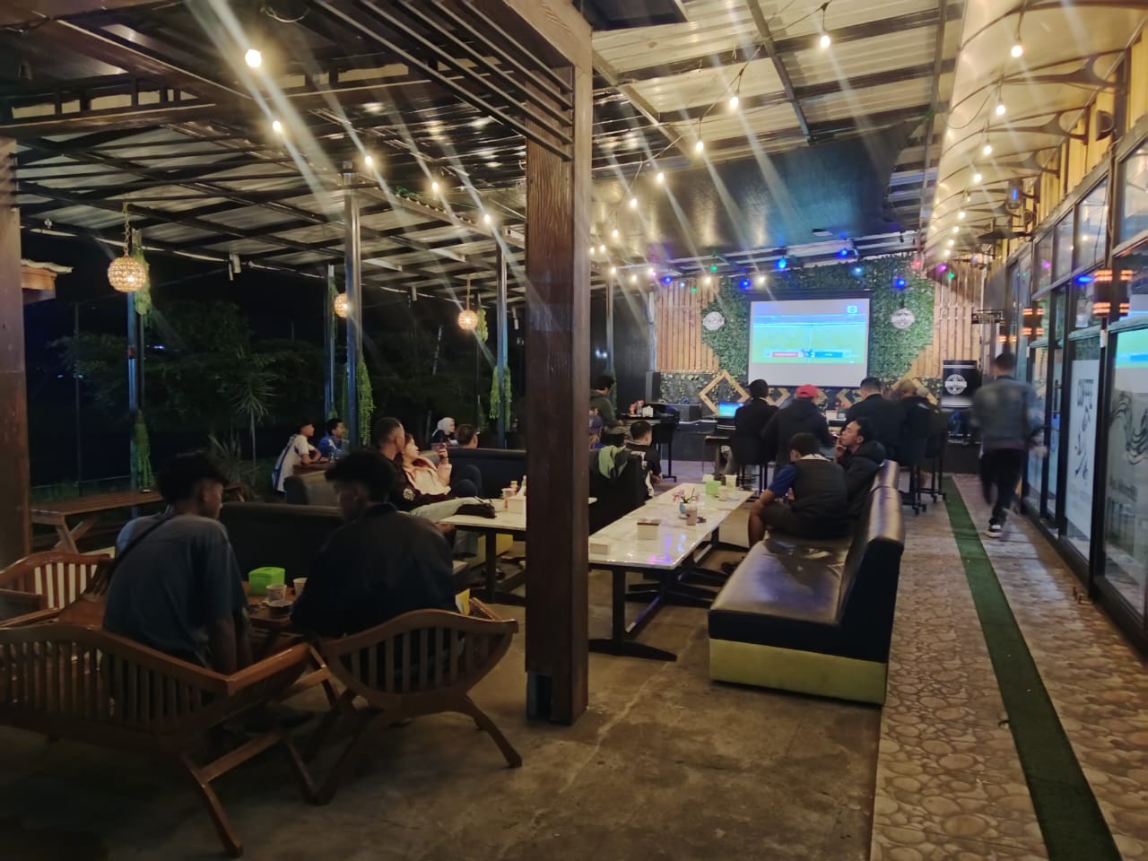 Suasana Nonton Bareng persib (foto:dok. Ist/tohirin)