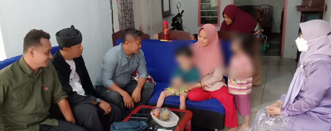 Masyarakat Peduli Kuningan (MPK) saat mengunjungi balita penderita hidrosefalus di Kelurahan Purwawinangun. (Foto: dok. ist/k1)