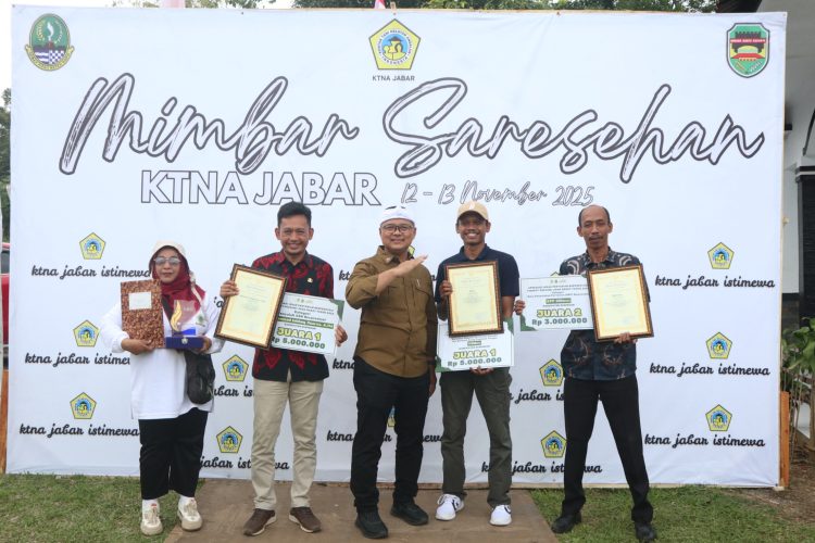 Kepala Dinas Ketahanan Pangan dan Pertanian, Dr. Wahyu Hidayah, M.Si bersama insan pertanian peraih penghargaan. (Foto: dok. dkpp/k1)