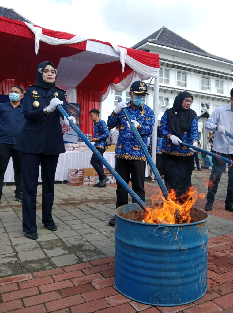Pemkab Kuningan bersama kanwil DJBC Jawa Barat saat pemusnahan rokok ilegal (Foto: dok. ist/tohirin)