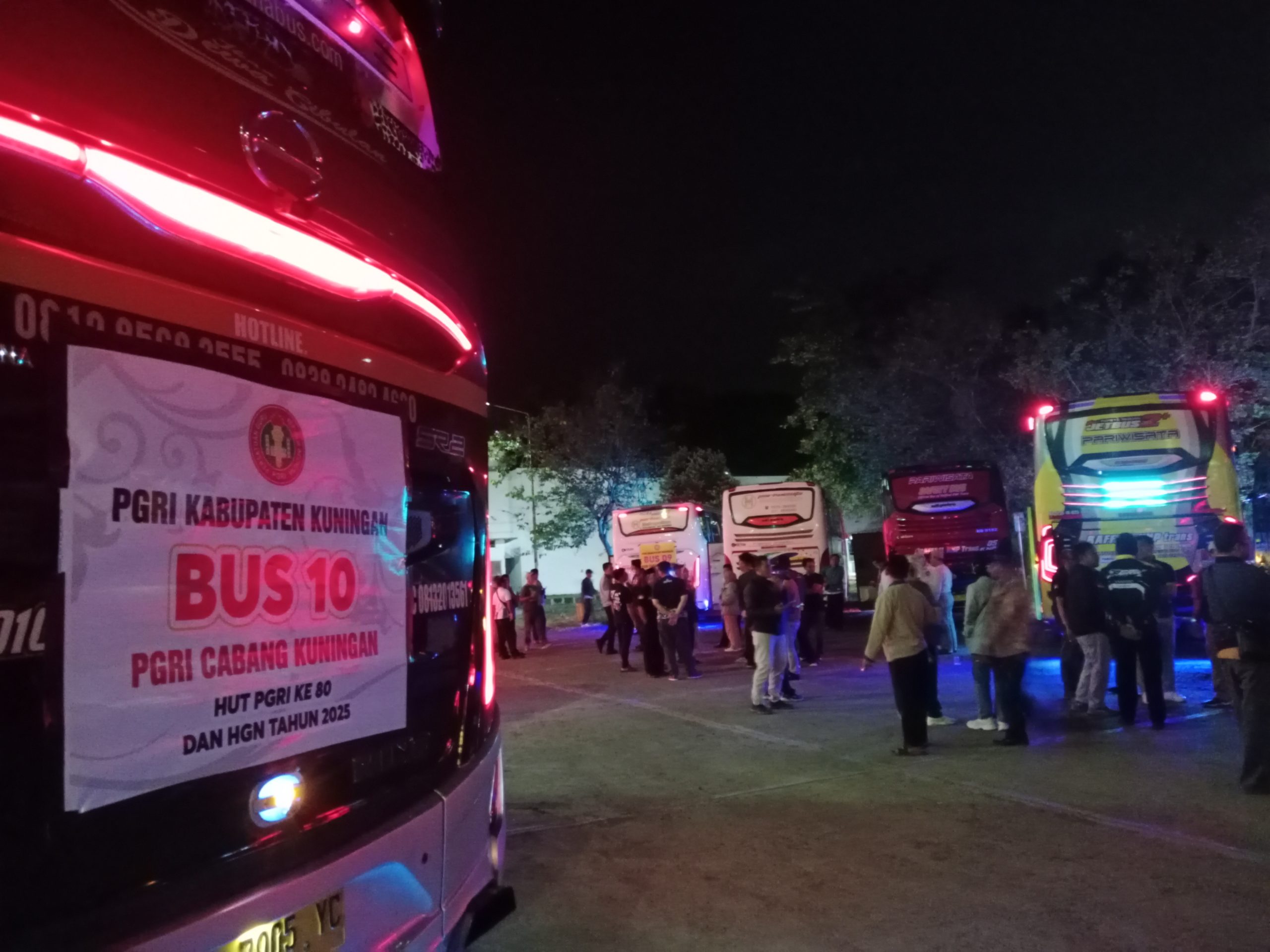 Keberangkatan PGRI kuningan ke acara Hut 80 PGRI di jakarta (foto: dok. Ist/tohirin)