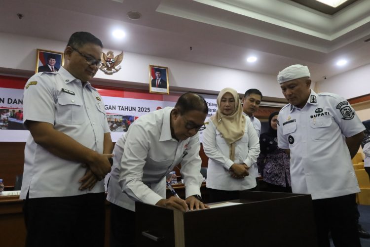 Penghargaan Bulan Dana PMI digelar di Aula Bank BJB Cabang Kuningan. (Foto: dok. ikp/k1)