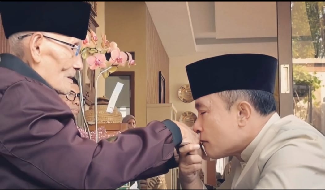 Moment Bupati Kuningan Dr. Dian Rachmat Yanuar, M.Si bersama sang ayah H. Sukardi Kartapermata. (Foto: dok. humas/k1)