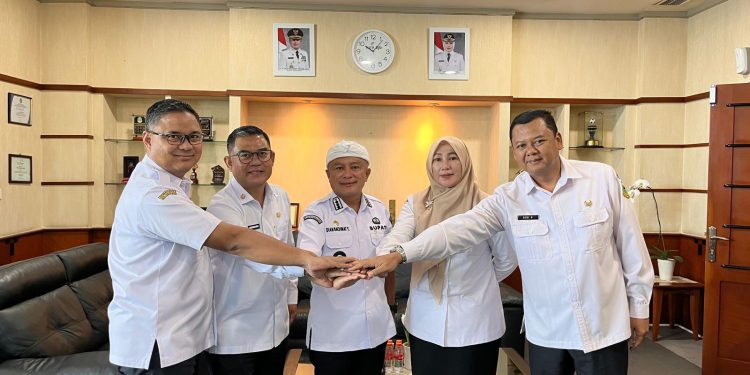 Bupati dan Wakil Bupati bersama tiga besar kandidat Sekretaris Daerah Kabupaten Kuningan. (Foto: dok. ikp/k1)