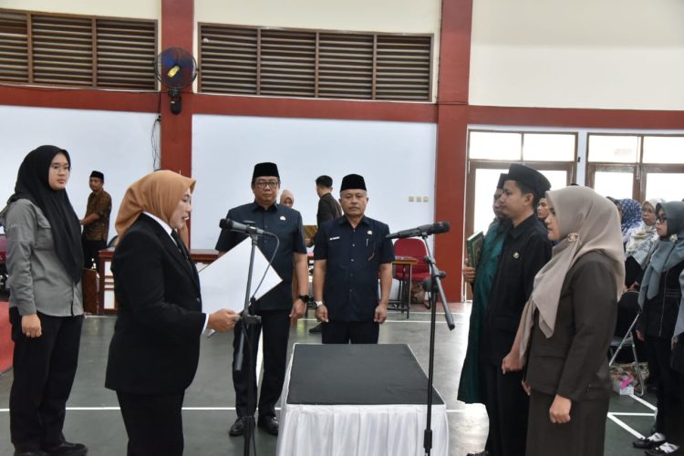 Wakil Bupati Kuningan, Tuti Andriani, SH., M.Kn saat melantik 175 Pejabat Fungsional. (Foto: dok. ikp/k1)