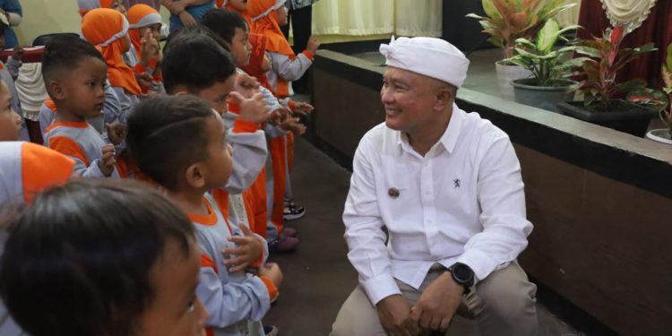 Bupati Kuningan, Dr. Dian Rachmat Yanuar, M.Si menyapa anak-anak dalam kegiatan Semarak 3G. (Foto: dok. ikp/k1)