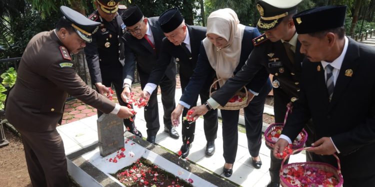 Pemerintah Kabupaten Kuningan menggelar upacara dan ziarah tabur bunga di Taman Makam Pahlawan (TMP) Haurduni dalam rangka Hari Pahlawan Nasional. (Foto: dok. ikp/k1)