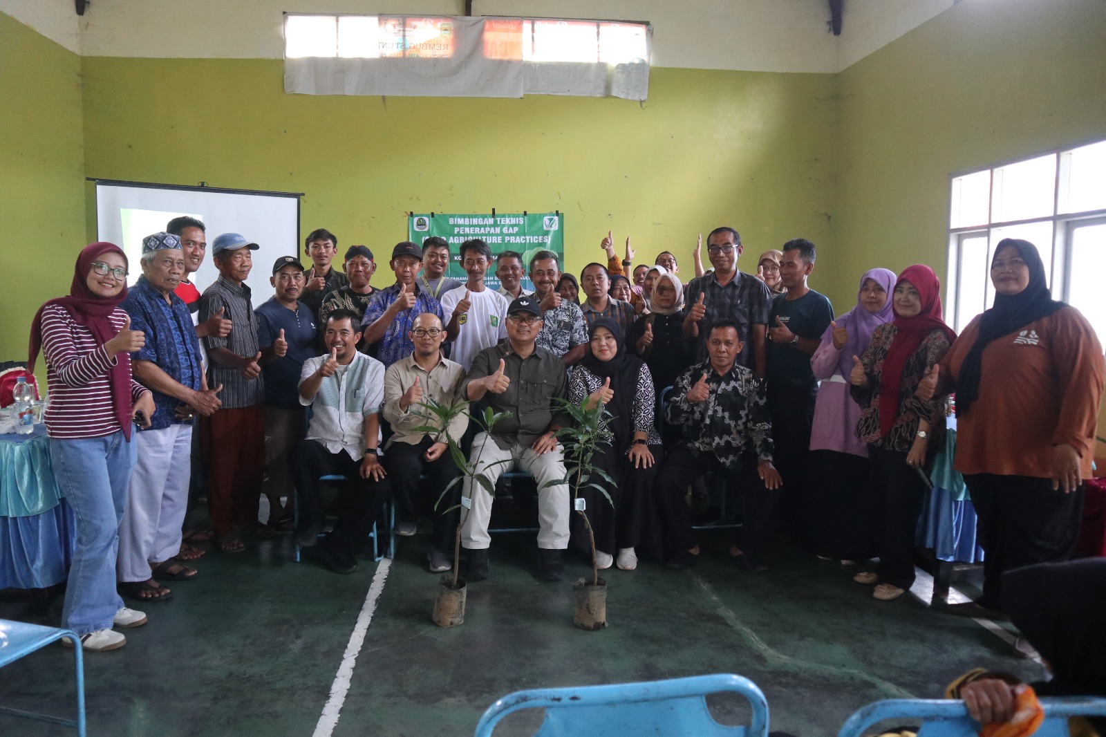 Kegiatan Bimtek GAP Mangga di Desa Kutakembaran bersama petani Kuningan (foto: dok, gap/tohirin)