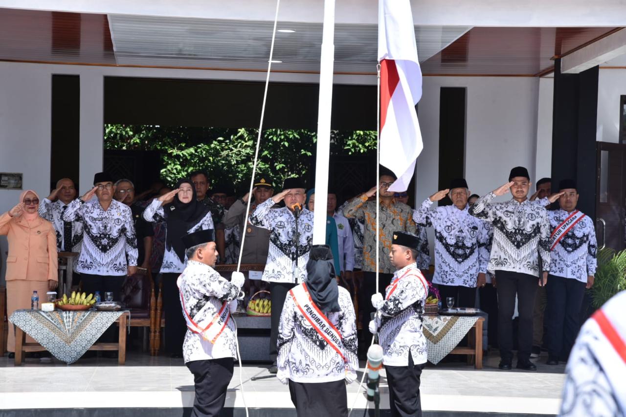 Upacara Hari Guru Nasional dan Hut PGRI ke-80 (foto: dok. Prokompim/tohirin)