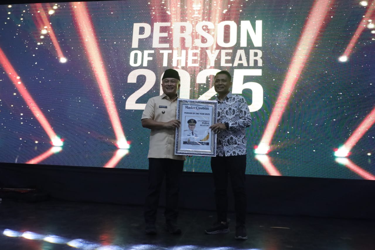 Bupati Kuningan Dian Rachmat Yanuar menerima penghargaan Person of The Year 2025 (foto:dok. ist/tohirin)