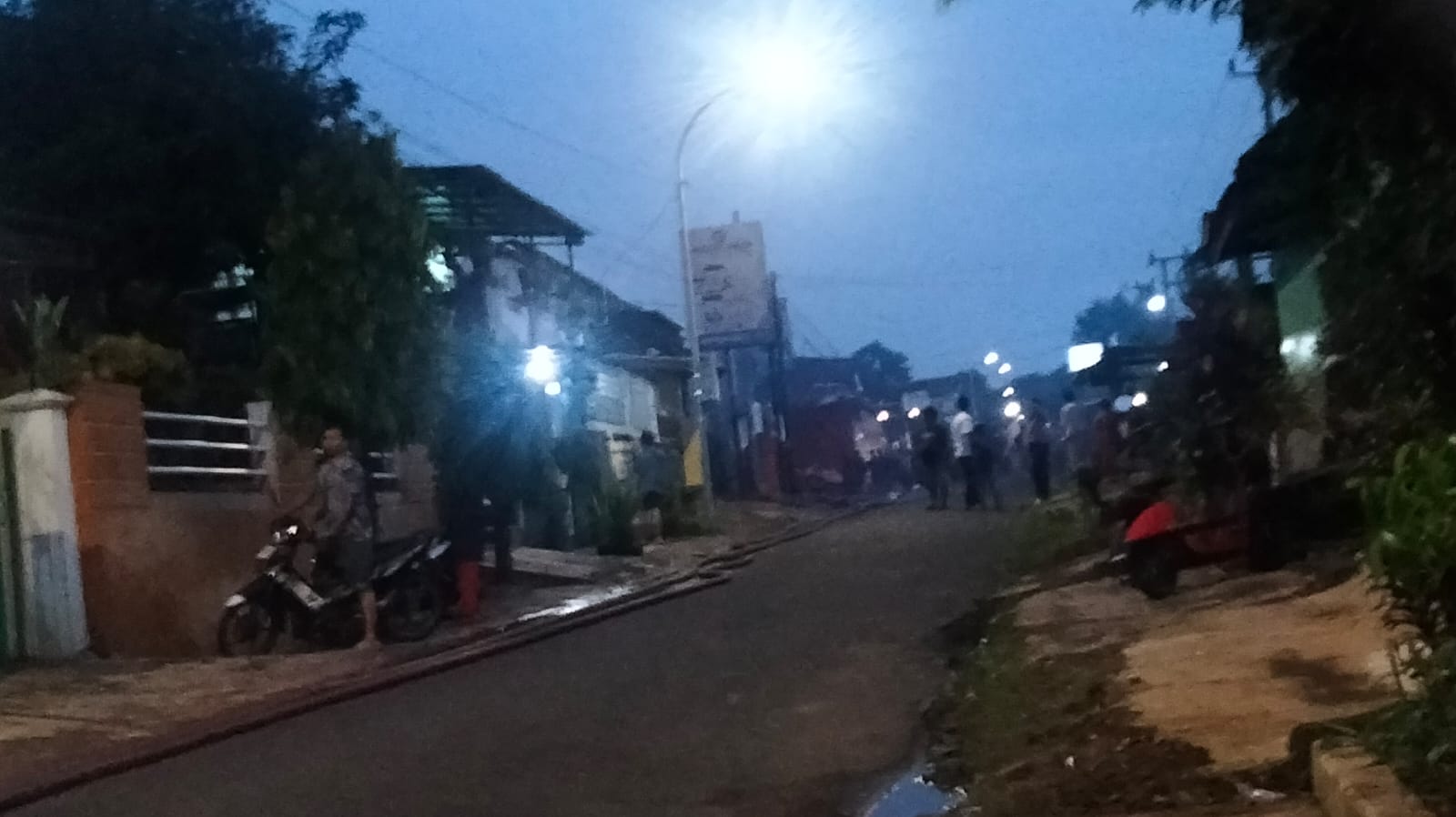 Kebakaran hebat melanda bangunan toko material TB Sri Mekarwangi di Desa Mekarwangi, Kecamatan Lebakwangi. (Foto: dok. handover/arip)