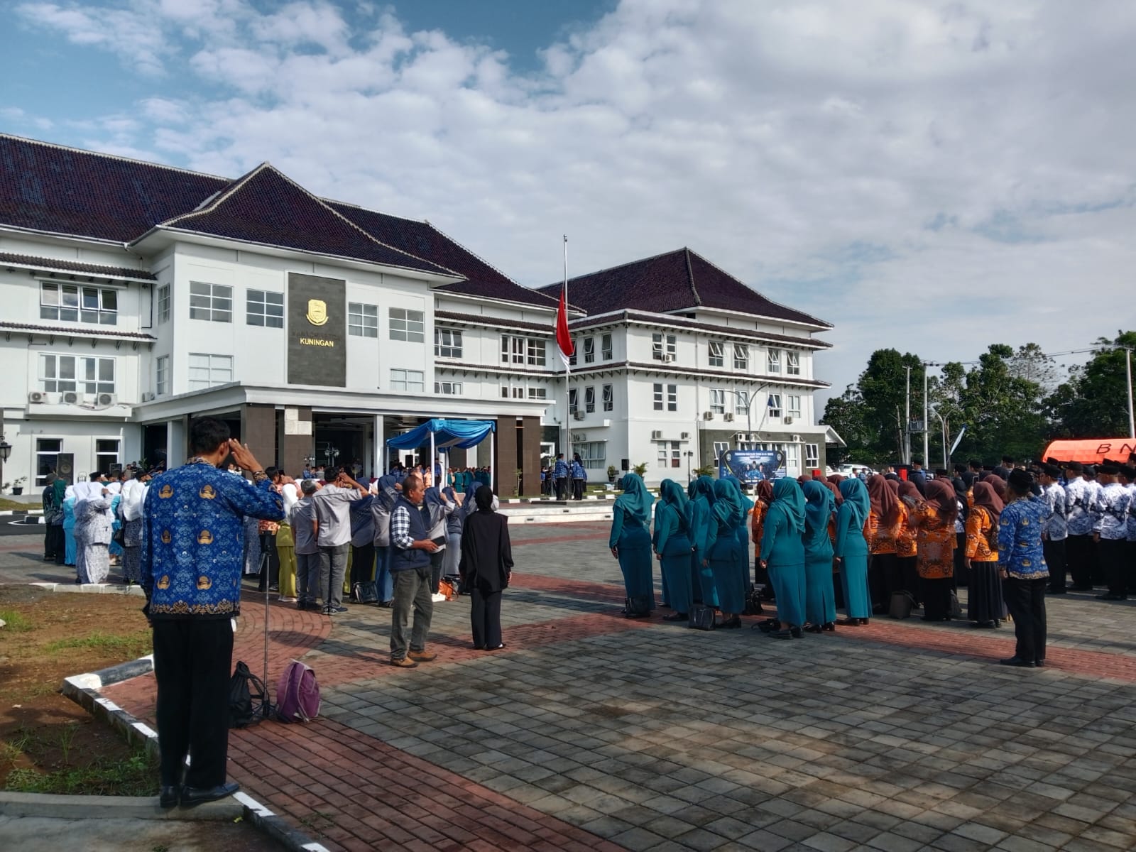 Upacara HUT Korpri di halaman setda kuningan (foto: dok. ist/tohirin)