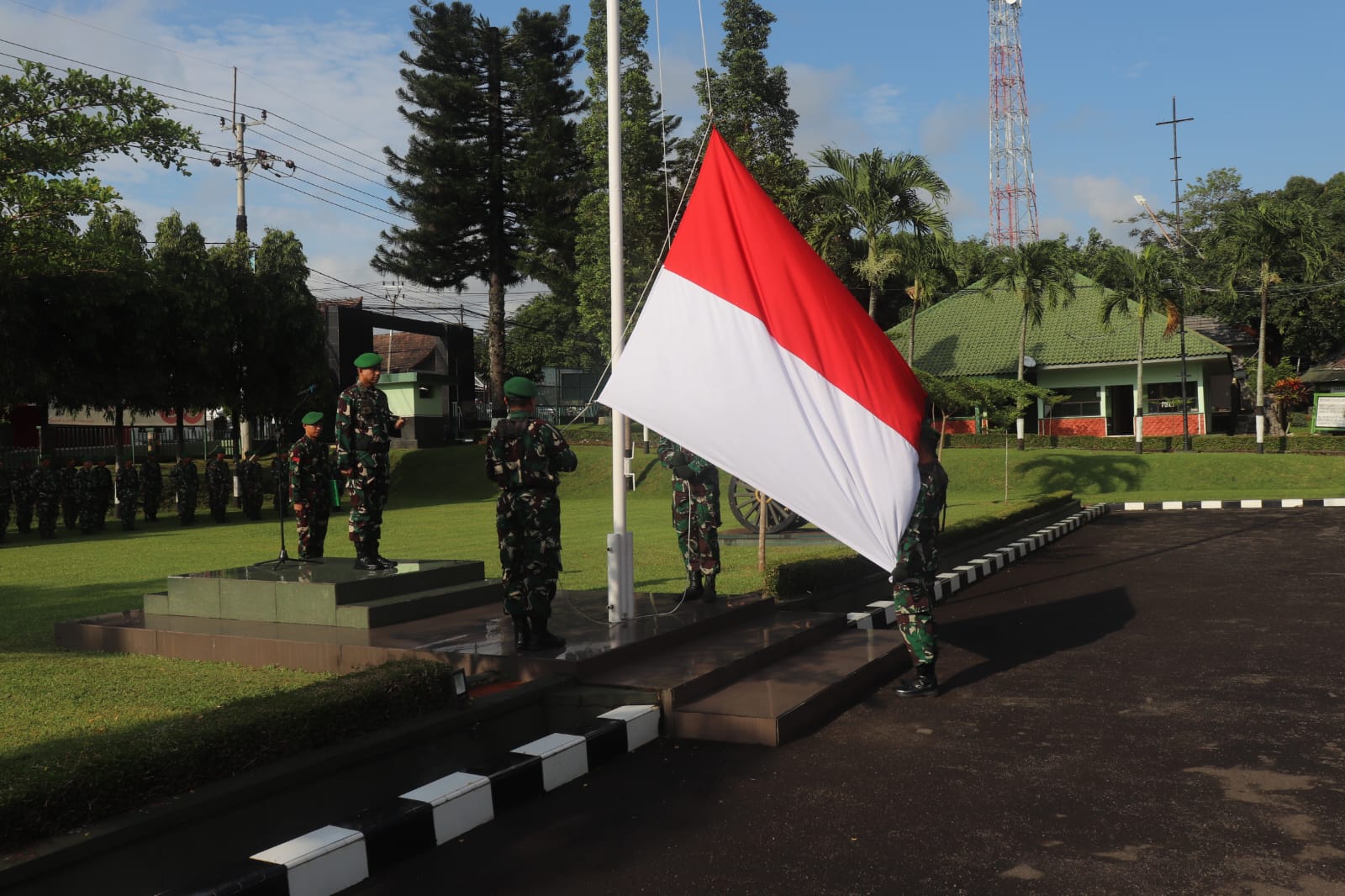 Pengibaran bendera Merah Putih oleh prajurit TNI dalam upacara pagi di lapangan Kodim 0615/Kuningan.(foto:dok. kodim/tohirin)