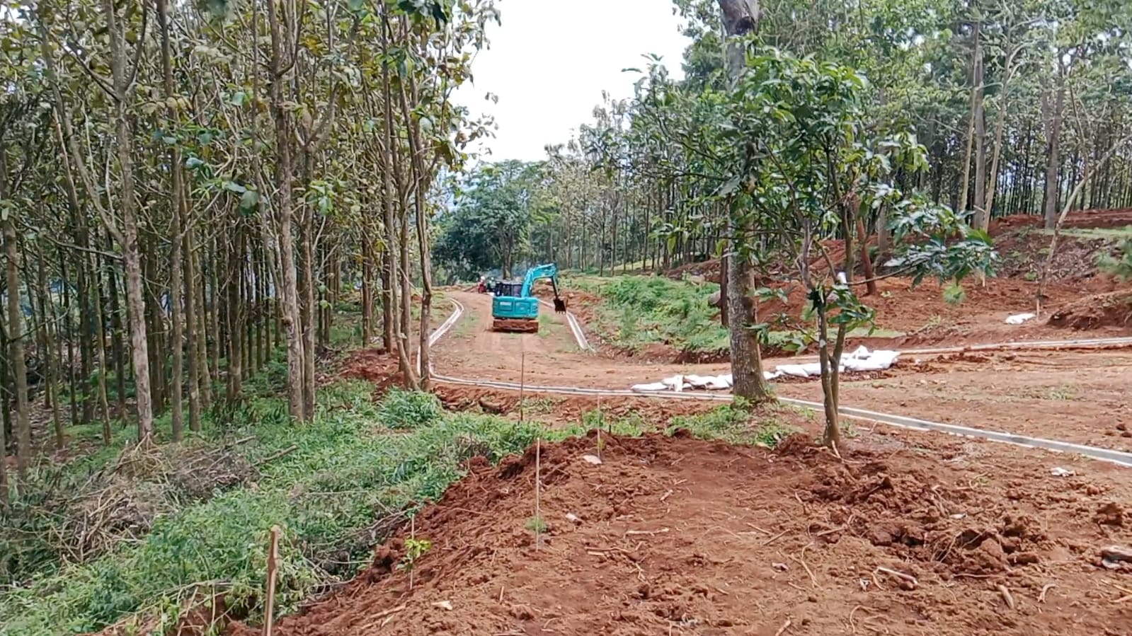 Aktivitas alat berat di lokasi yang diduga perluasan lahan kawasan Arunika. (Foto: dok. ist/tohirin)