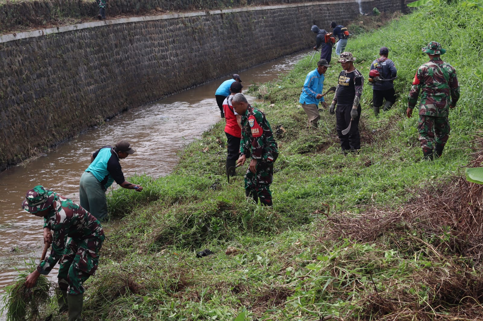 kegiatan karya bakti pembersihan Sungai Cijoho Landeuh yang melibatkan unsur TNI, pemerintah daerah, kepolisian, perangkat desa, hingga masyarakat. (foto:dok. Kodim/tohirin)