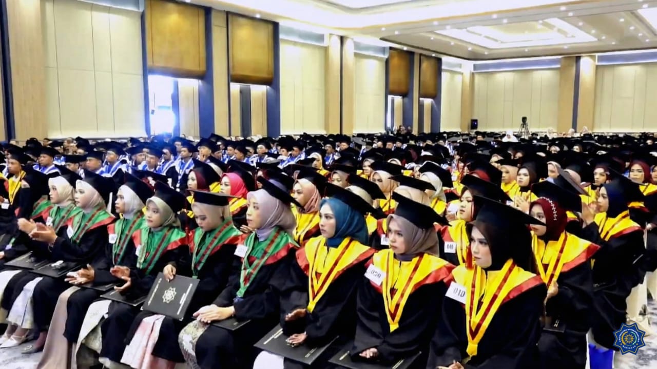 Wisuda UM kuningan 2025 (foto:dok. umk/tohirin)