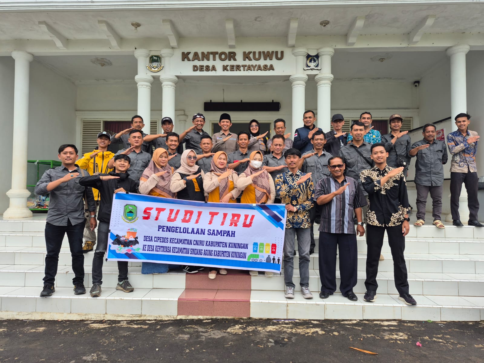 Pemerintah Desa (Pemdes) Cipedes melakukan studi tiru ke Desa Kertayasa. (Foto: dok. handover/k1)