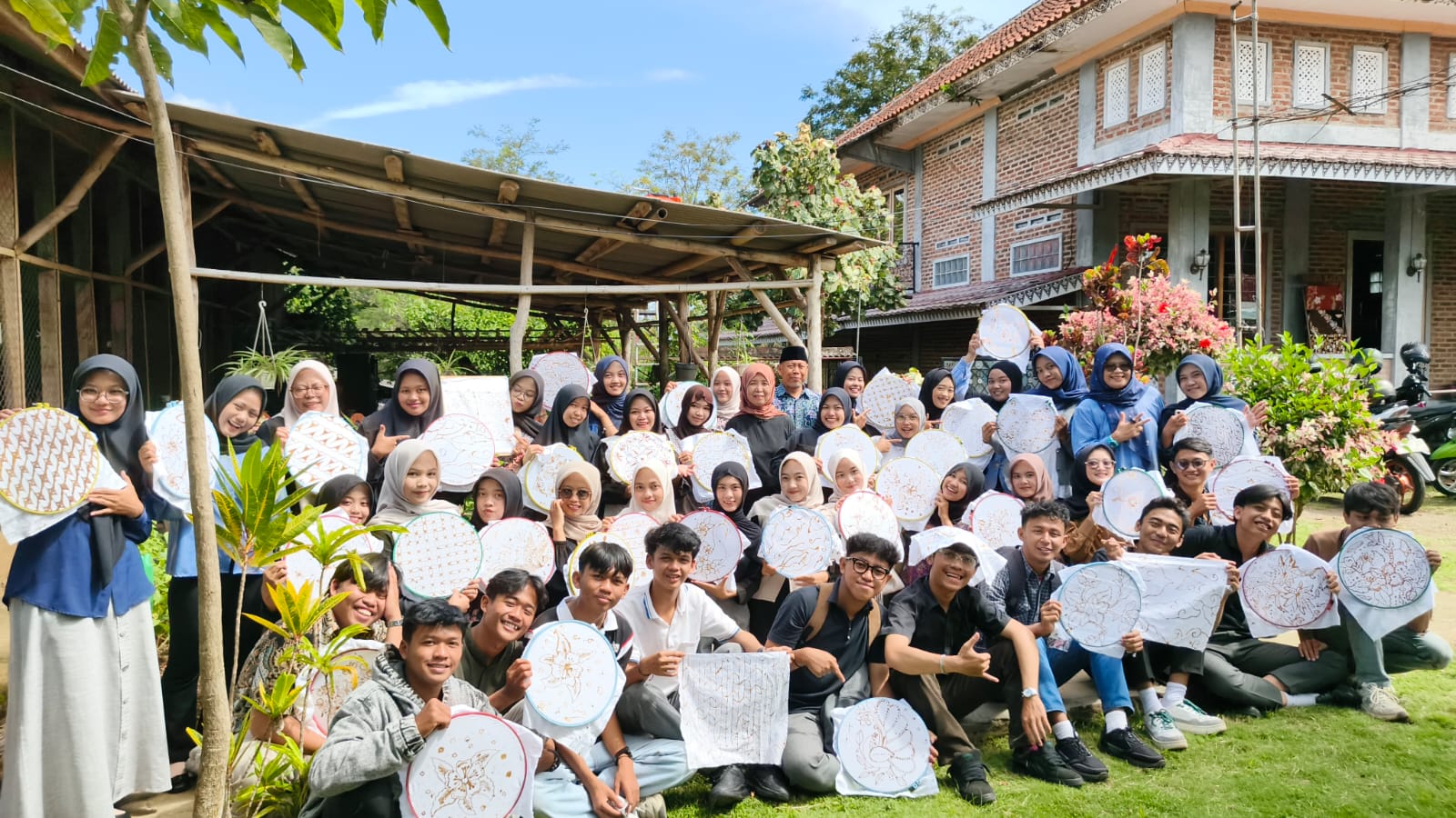 Mahasiswa Universitas Muhammadiyah Kuningan (UMKU) kelas E dan F mengikuti pembelajaran luar kelas di Nisya Batik. (Foto: dok. handover/k1)