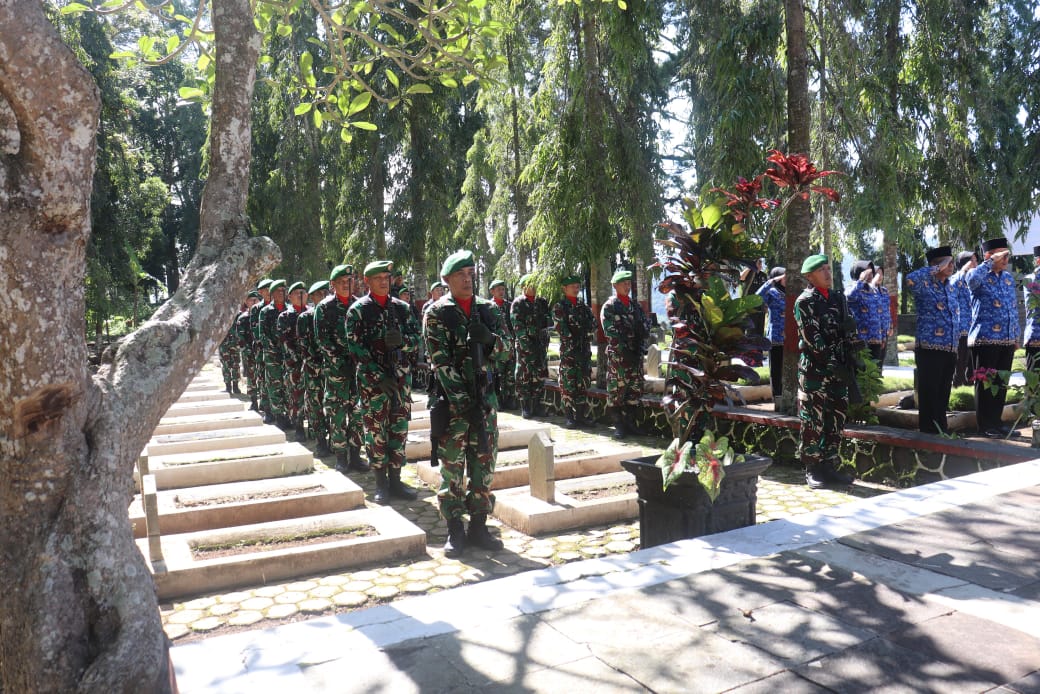 Peringati HUT ke-76 Korem 063/SGJ dan HUT ke-62 Kodim 0615/Kuningan, jajaran TNI gelar ziarah ke TMP Haurduni (foto:dok. kodim/tohirin)