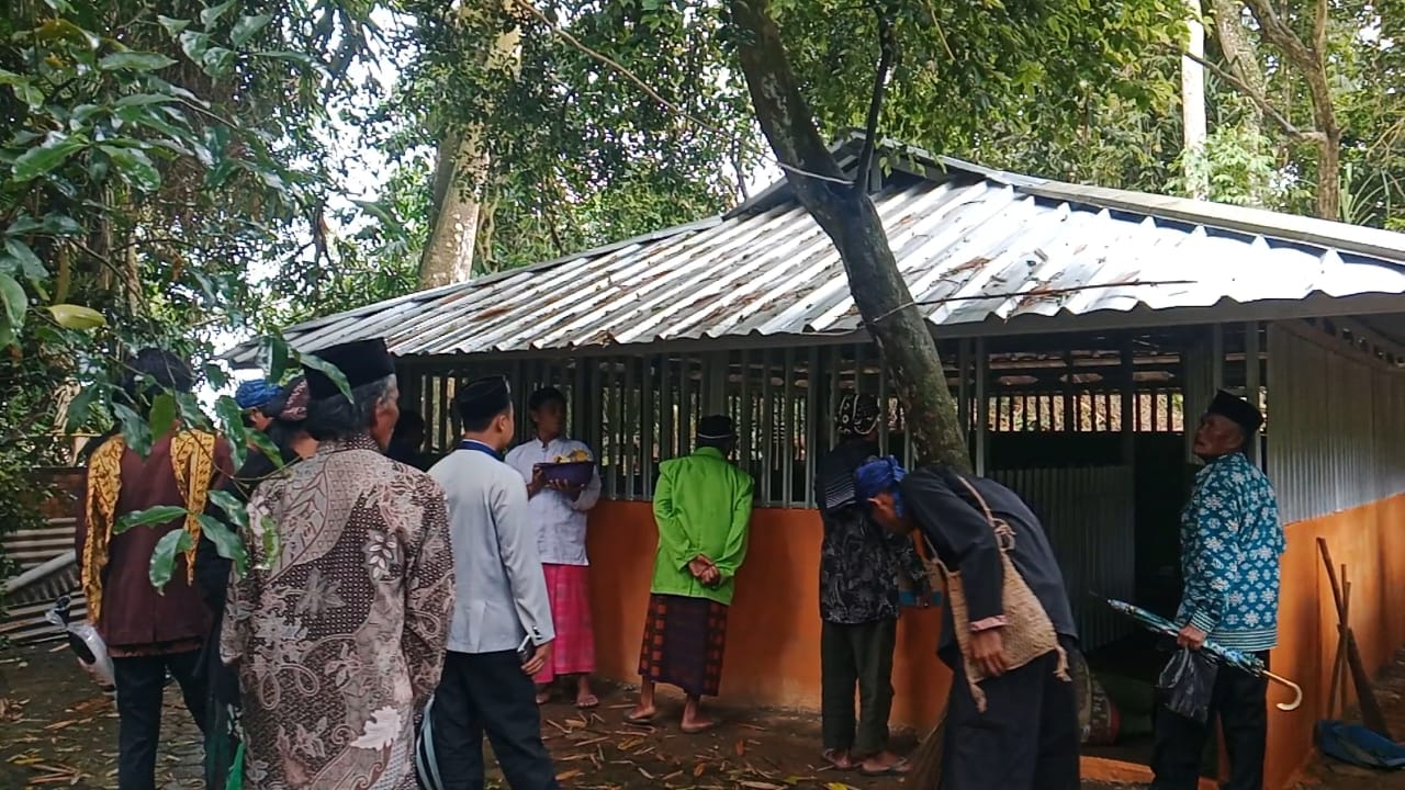 Tawasulan di patilasan arya Kamuning pajambon (foto:dok. ist/tohirin)