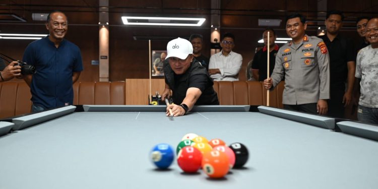 Bupati Kuningan Dr. Dian Rachmat Yanuar saat bermain biliard di acara soft launching D’Jons Pool Family Billiard & Café. (Foto: dok. humas/k1)