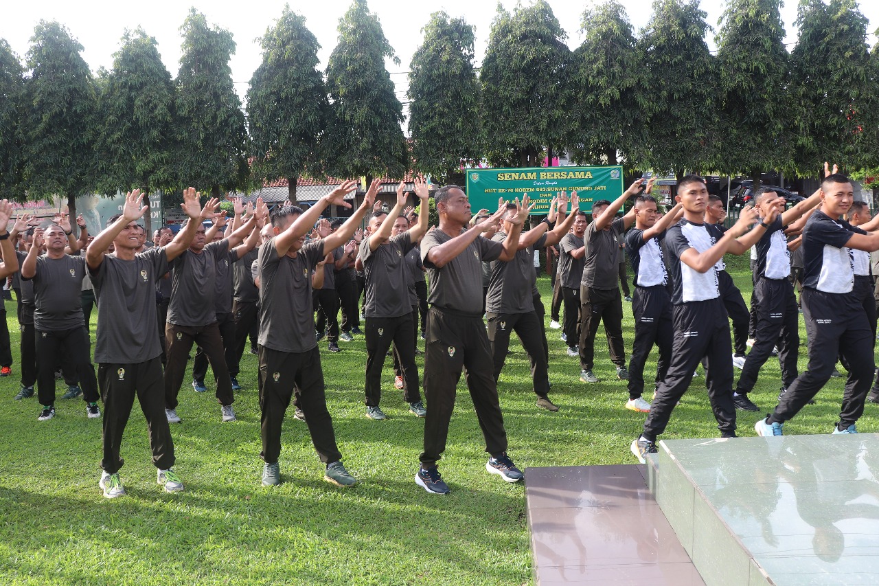 Suasana kegiatan senam HUT Korem dan Kodim di Lapangan Kodim 0615/Kuningan (foto:dok kodim/tohirin)