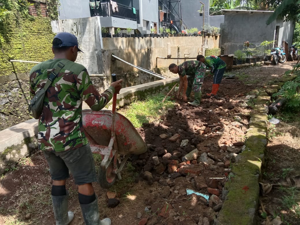 Babinsa Desa Kaduagung bersama warga bergotong royong melakukan pengerasan jalan sepanjang 100 meter di Dusun Pahing (foto:dok. kodim/tohirin)