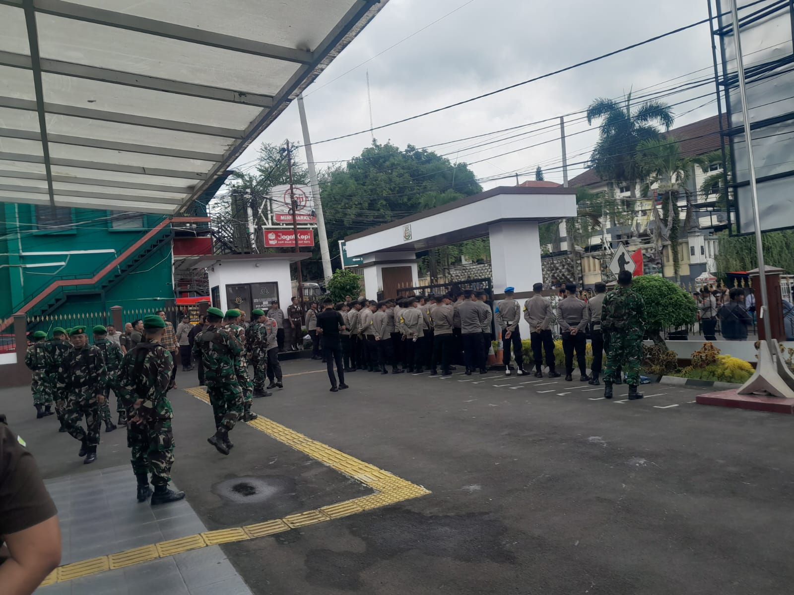 TNI-Polri telah menempati titik-titik strategis untuk mengawal demonstrasi (foto:dok. kodim/tohirin)