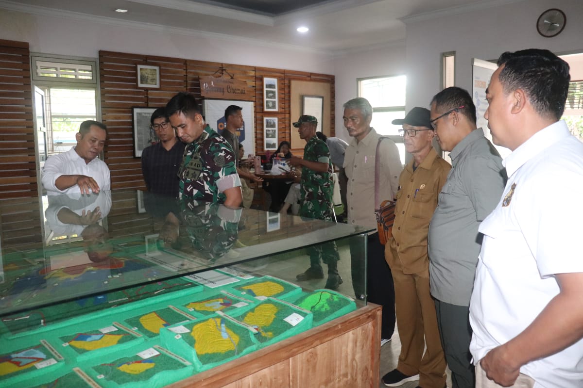 Dandim 0615/Kuningan berkunjung ke kantor TNGC (foto:dok kodim/tohirin)