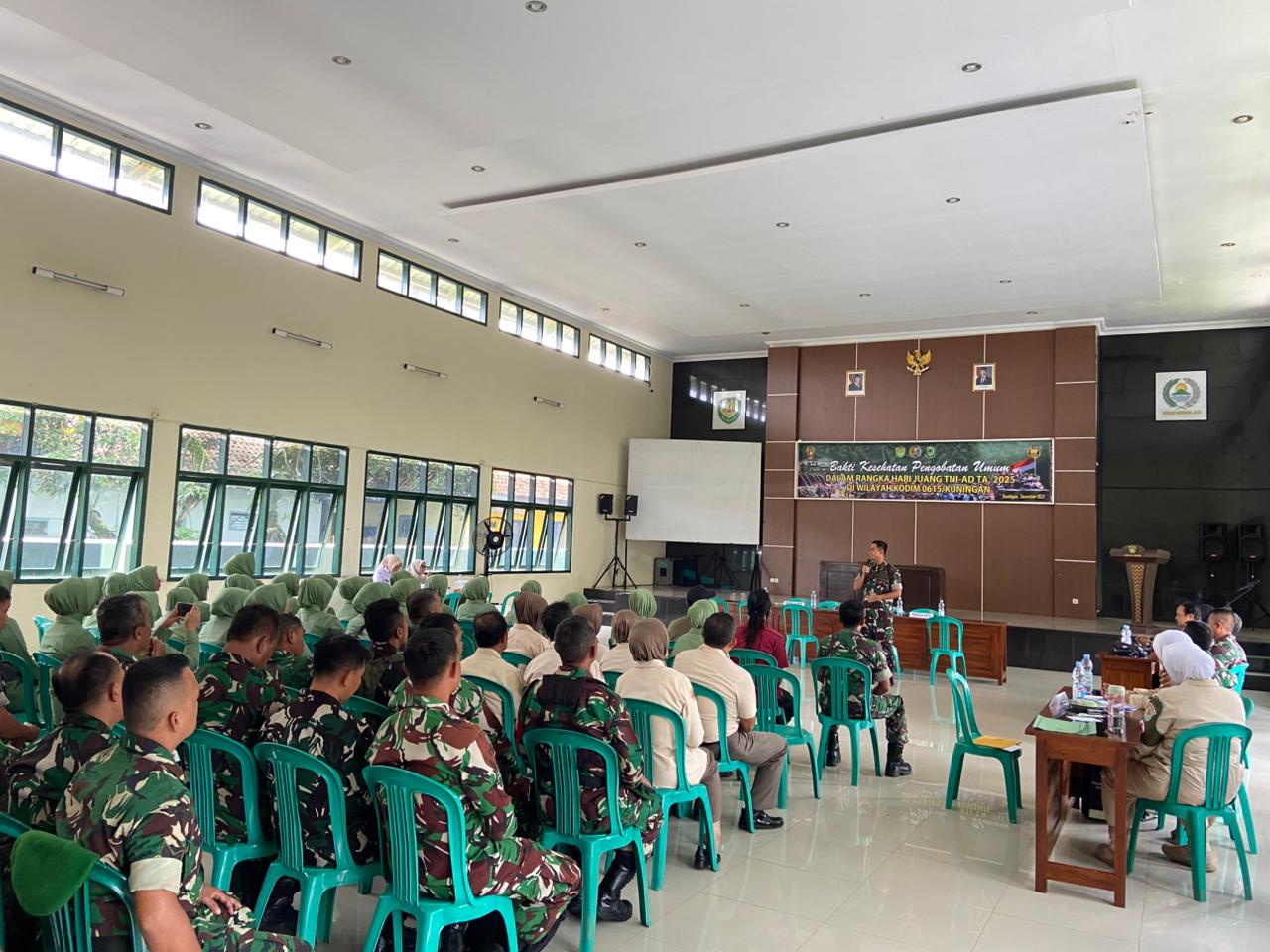 Kegiatan pemeriksaan kesehatan gratis Kodim 0615/Kuningan pada peringatan Hari Juang TNI AD ke-80 (foto:dok. kodim/tohirin)