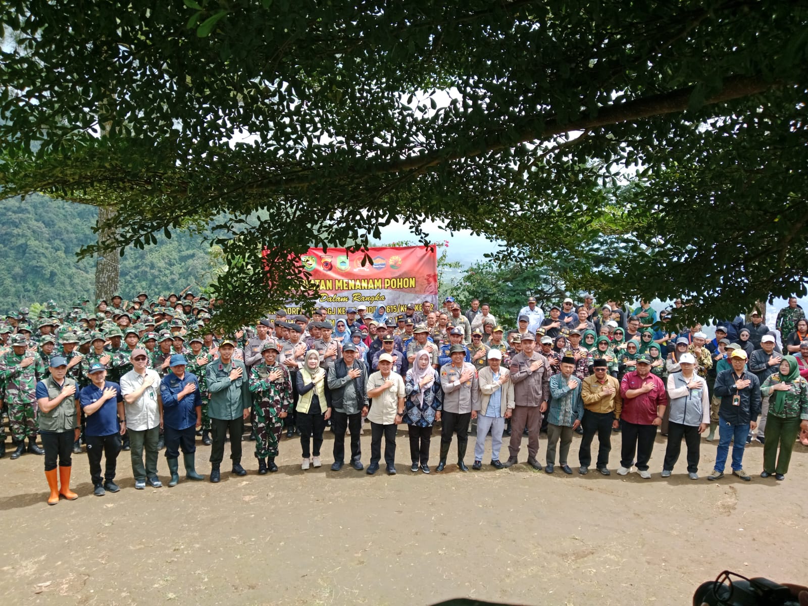 Kegiatan penanaman ribuan pohon oleh TNI, Pemkab Kuningan, Polri, dan masyarakat di kawasan Lamping Kidang dalam rangka HUT Korem 063, HUT Kodim 0615, dan Hari Menanam Pohon Indonesia (foto:dok. ist/tohirin)