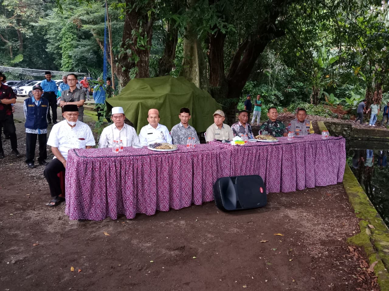 Bupati Kuningan Dian Rachmat Yanuar dan forkopimcam kegiatan penebaran ikan dewa di kawasan Situs Ki Buyut Sangkan Kecon Balong, Sangkanurip (foto:dok. ist/tohirin)